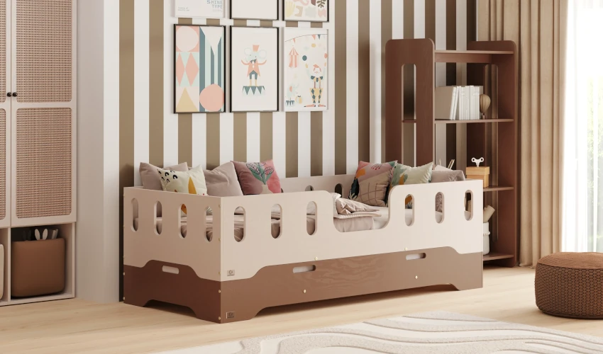 Drewniane łóżko TILA 2 w kolorze kaszmirowym na drewnianym łóżku TILA 8 w kolorze czekoladowym